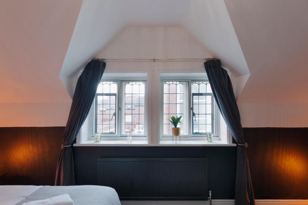 In The Heart Of Chester, Historical & Stylish Exterior photo